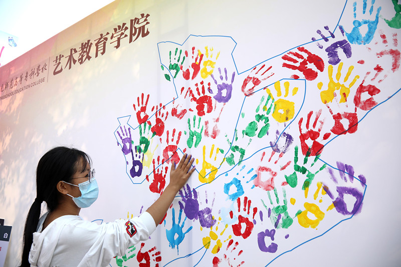 衡阳幼高专喜迎首批大学生 衡阳幼高专喜迎首批大学生