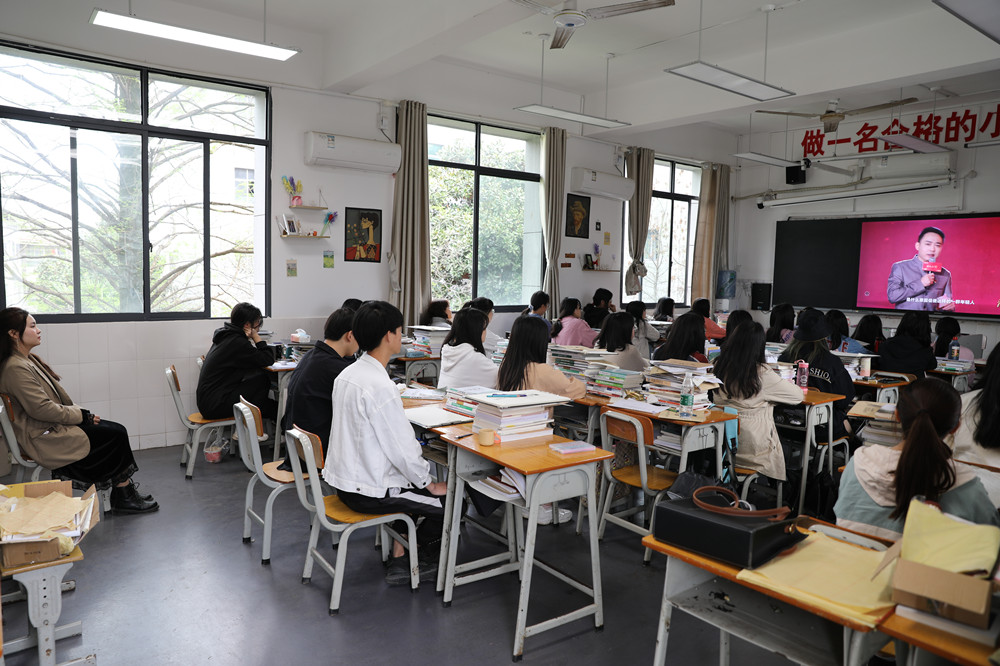 我校组织师生收看《就认这个理——百年一课<恰同学少年>》党史学习教育节目