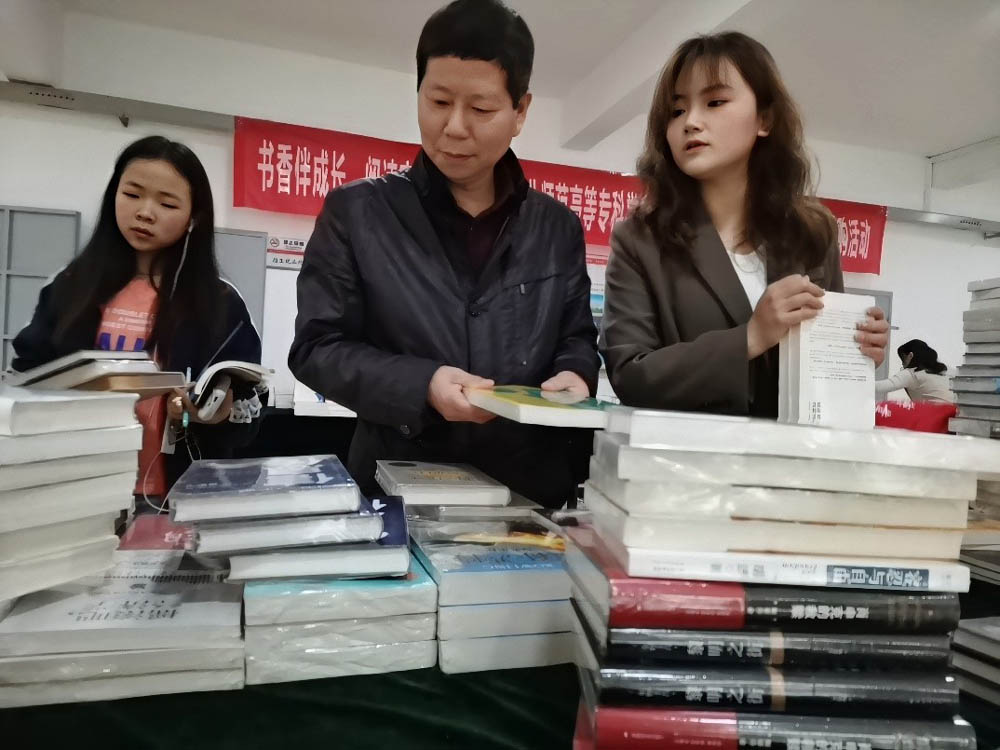 “书香伴成长,阅读育新人”——我校图书馆成功举办 “你选书,我买单”活动 “书香伴成长,阅读育新人”——我校图书馆成功举办 “你选书,我买单”活动