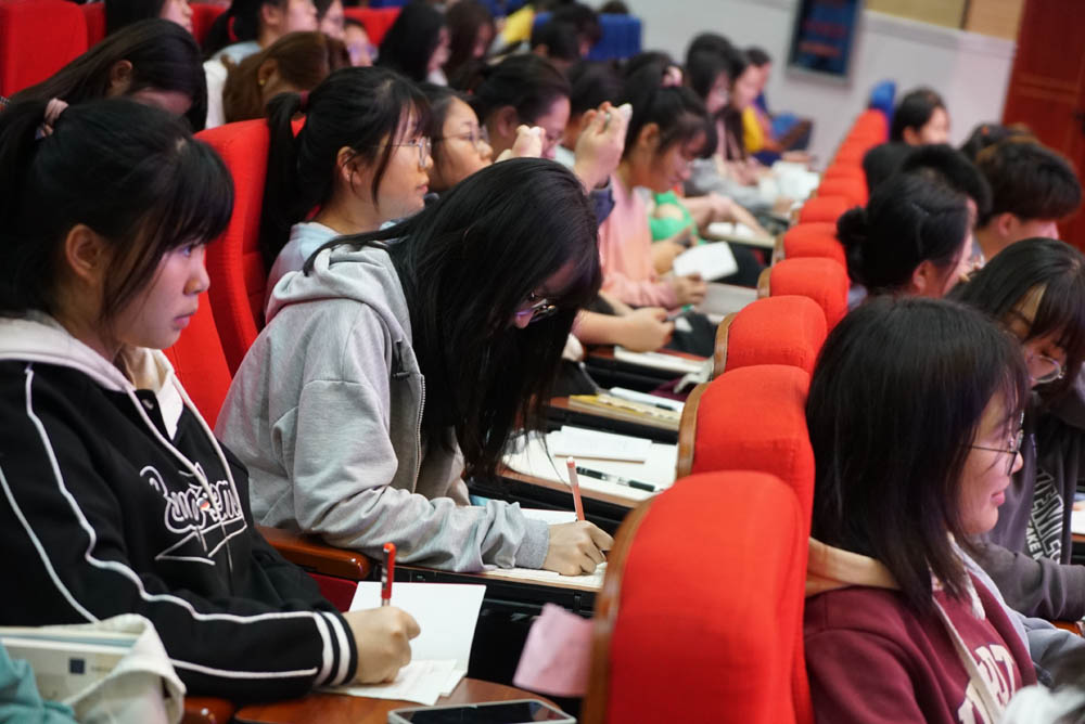 聆听党的知识与辉煌党史,谱写精神信念的“高歌”——买球赛的app官网举办2021年度业余党校第一期培训班 聆听党的知识与辉煌党史,谱写精神信念的“高歌”——买球赛的app官网举办2021年度业余党校第一期培训班