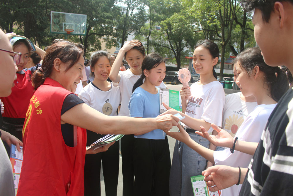 附属艺术中专第一支部开展“学史力行办实事 垃类分类促文明”主题党日活动 附属艺术中专第一支部开展“学史力行办实事 垃类分类促文明”主题党日活动