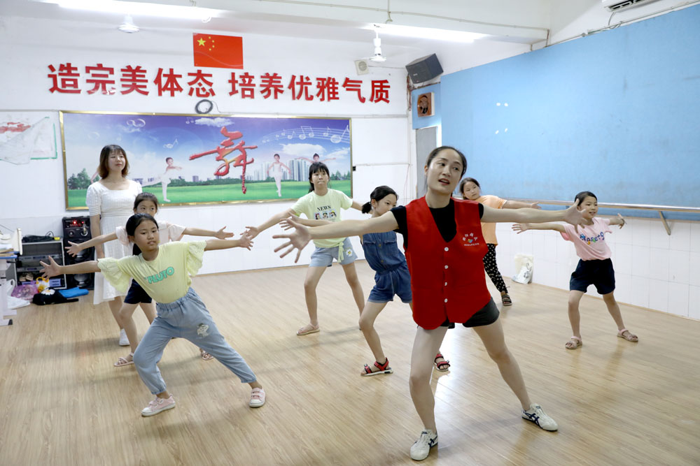 炎热酷暑关爱留守儿童 艺术送教上好“最后一课” 炎热酷暑关爱留守儿童 艺术送教上好“最后一课”