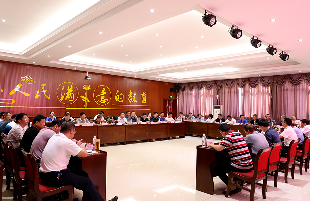 我校党委理论学习中心组(扩大)集中学习贯彻衡阳市第十二次党代会精神 我校党委理论学习中心组(扩大)集中学习贯彻衡阳市第十二次党代会精神