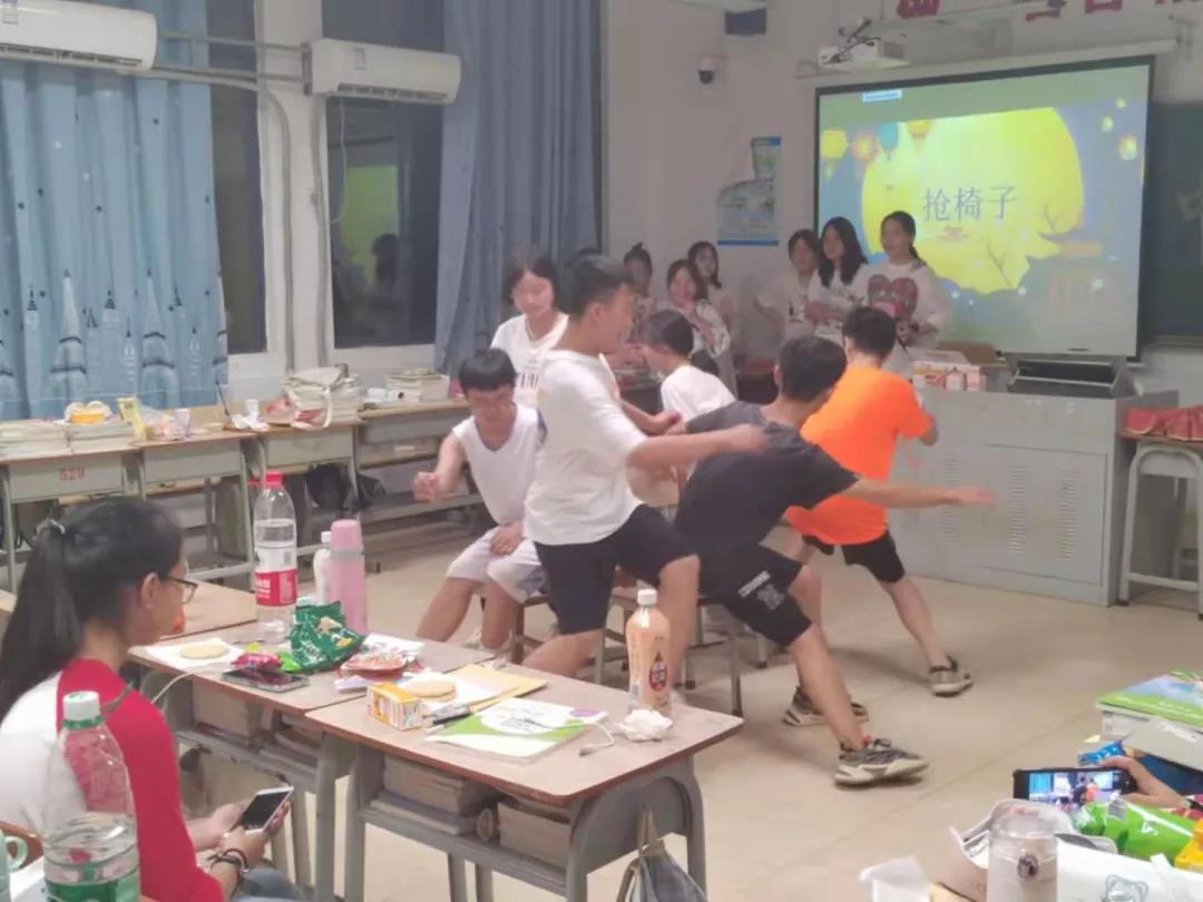 中秋佳节,师生一起过! 中秋佳节,师生一起过!