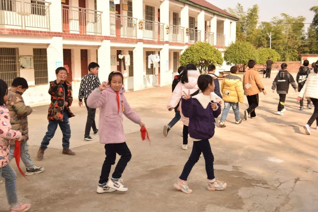 感动!他们一次次来村小支教 感动!他们一次次来村小支教