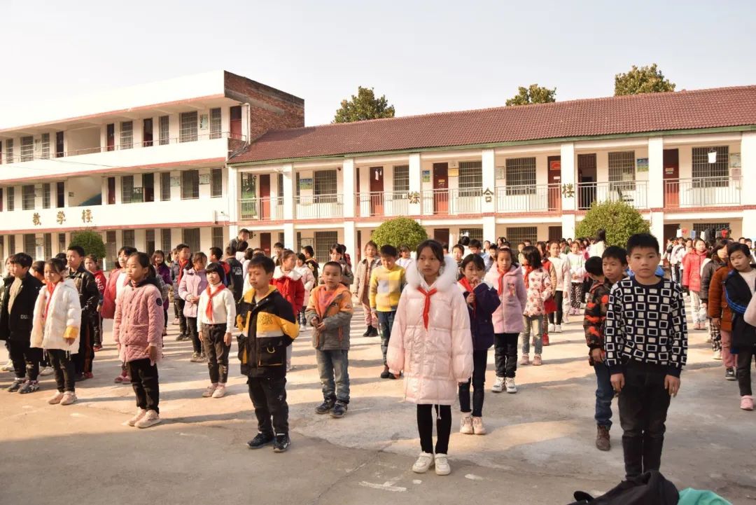 感动!他们一次次来村小支教 感动!他们一次次来村小支教