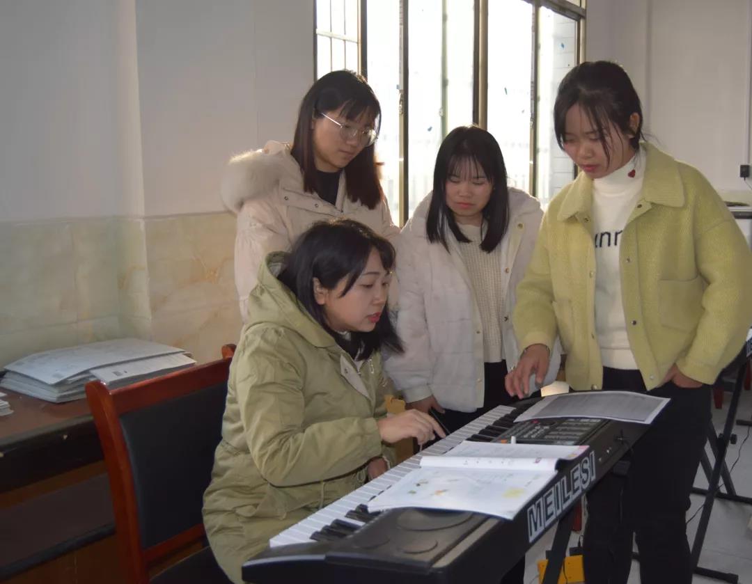 感动!他们一次次来村小支教 感动!他们一次次来村小支教