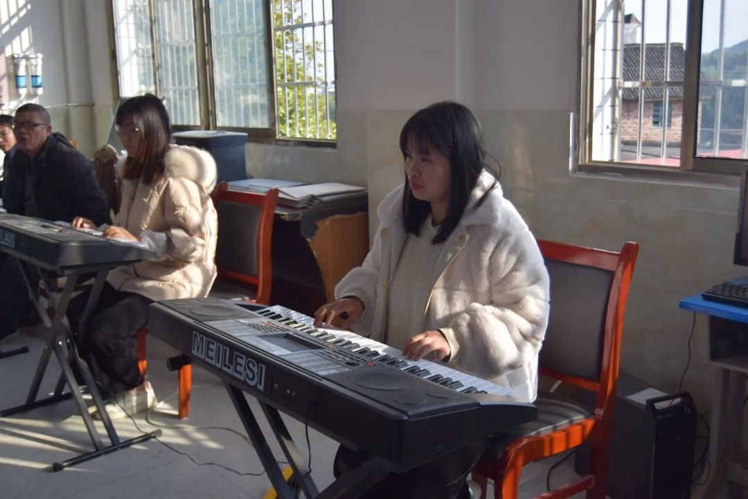 感动!他们一次次来村小支教 感动!他们一次次来村小支教