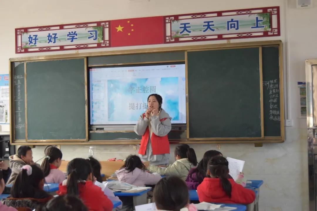 感动!他们一次次来村小支教 感动!他们一次次来村小支教