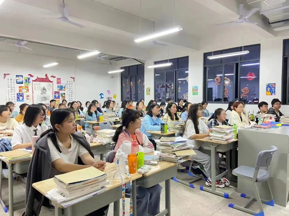 我校组织开展收看《青春之歌》暨主题班会活动 我校组织开展收看《青春之歌》暨主题班会活动