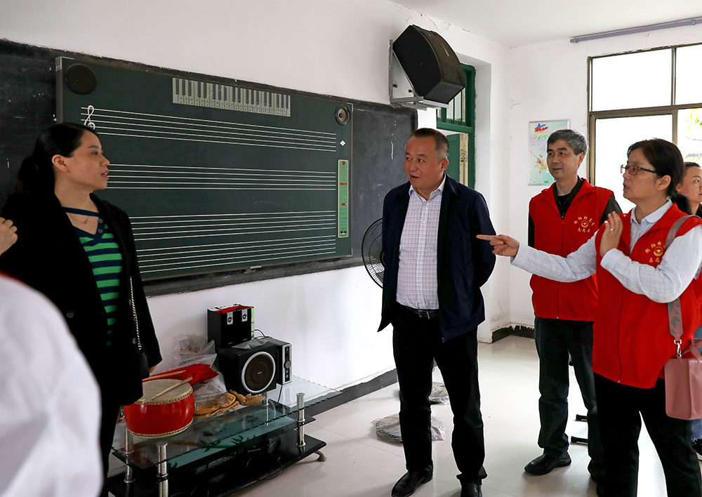 陈探宇赴衡南县茶市联合学校调研“百千万‘艺术童伴’——留守儿童关爱工程”结对帮扶工作 陈探宇赴衡南县茶市联合学校调研“百千万‘艺术童伴’——留守儿童关爱工程”结对帮扶工作