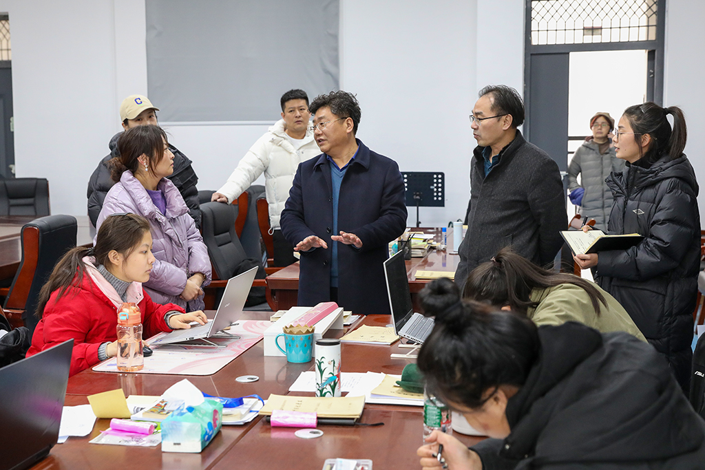 校长邓昌大看望慰问我校省职业院校技能竞赛备赛师生 校长邓昌大看望慰问我校省职业院校技能竞赛备赛师生