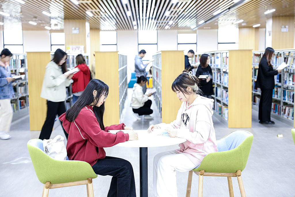 衡阳幼儿师专举办“以书叙情义,以画见远方”艺术展 衡阳幼儿师专举办“以书叙情义,以画见远方”艺术展