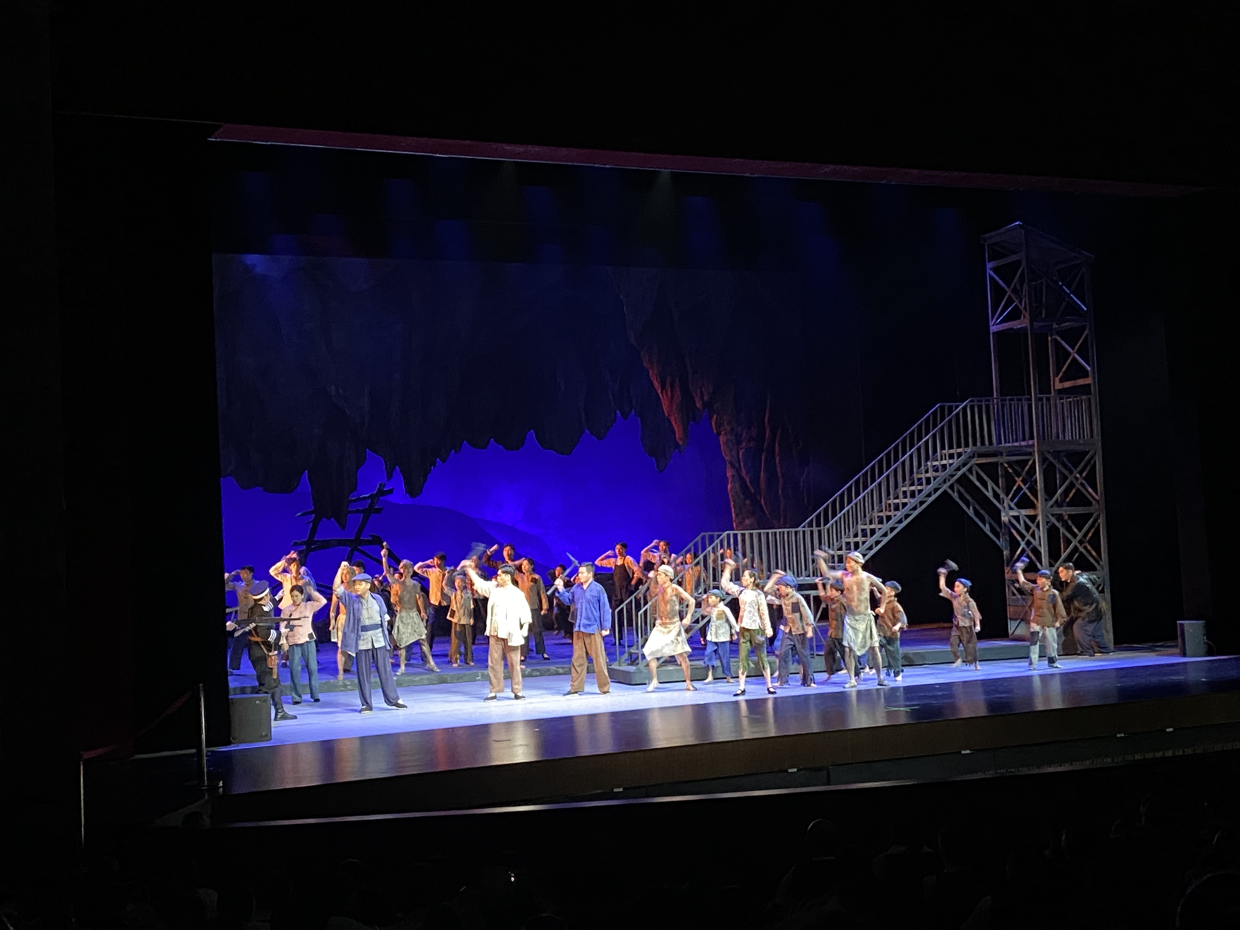 弘扬英烈精神,传承红色基因 ——我校艺术系党总支组织党员教师观看歌剧《八百矿工上井冈》 弘扬英烈精神,传承红色基因 ——我校艺术系党总支组织党员教师观看歌剧《八百矿工上井冈》